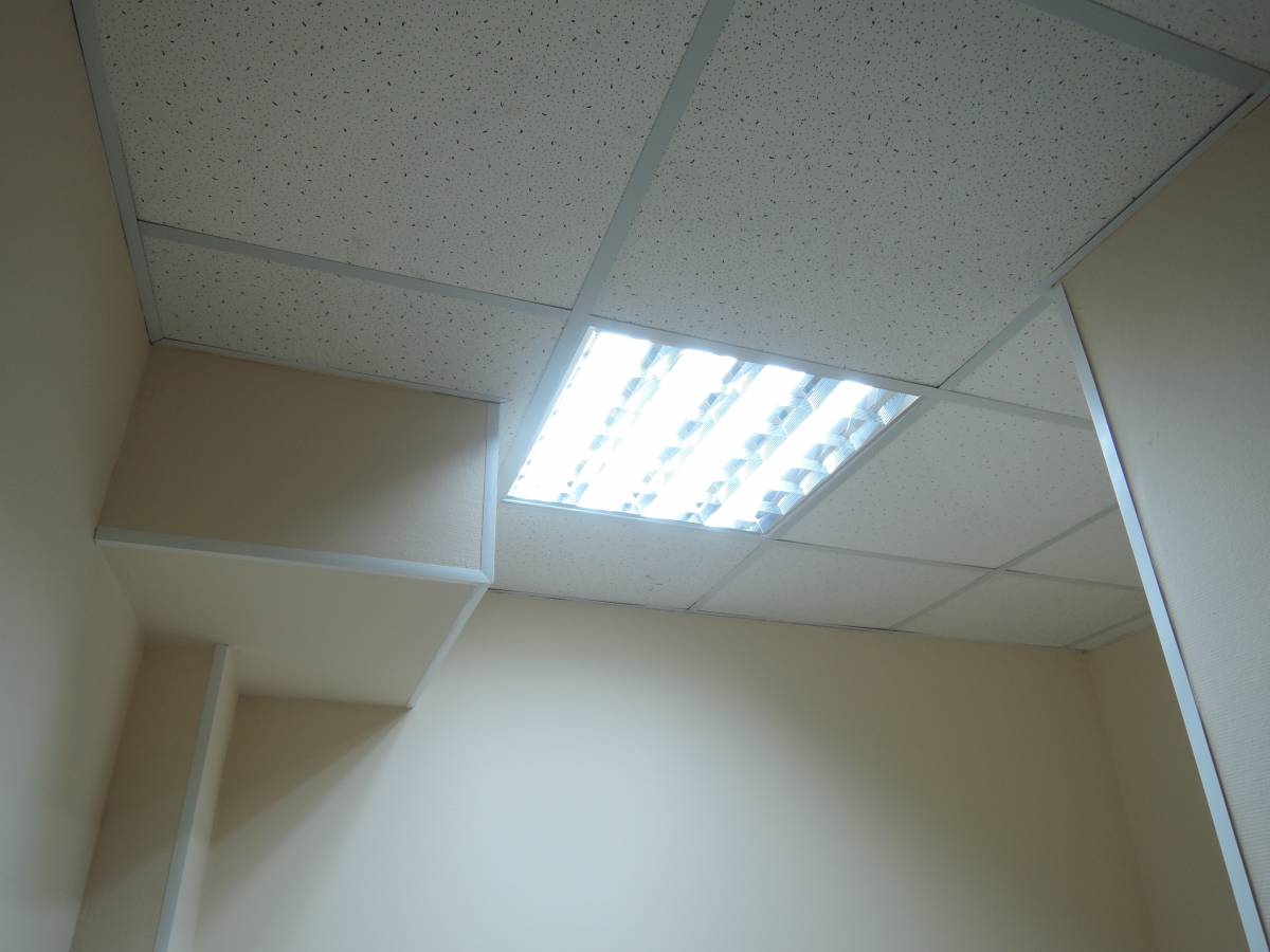 PLAFOND_SUSPENDU_BUREAU | MS Habitat Pourquoi choisir le plafond suspendu pour vos locaux d’entreprise ? Saint-Avold