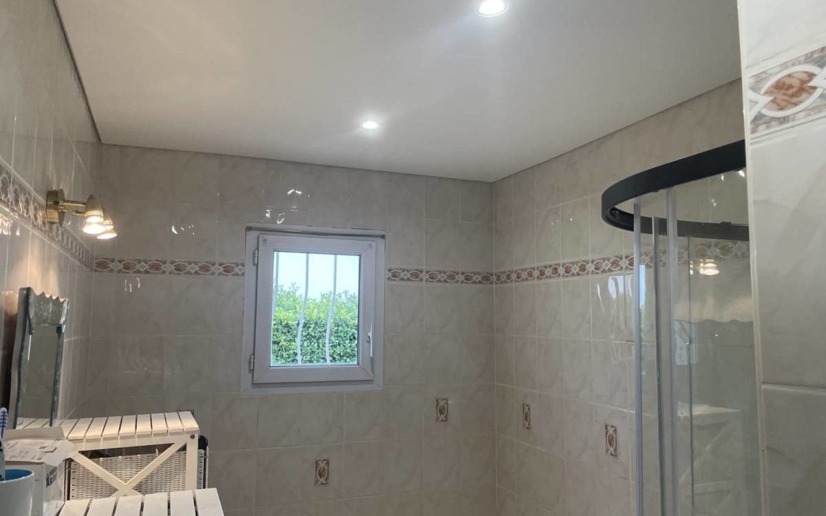 Quel type de plafond tendu installer dans une salle de bain ? Hayange
