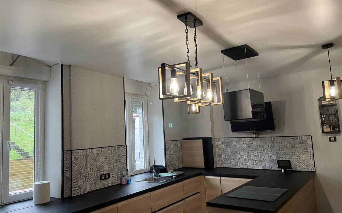 Comment fixer des profil&eacute;s en aluminium pour installer son plafond tendu ? Stiring-Wendel